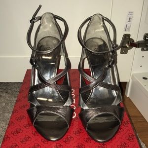 Guess gwtokenique pewter heels